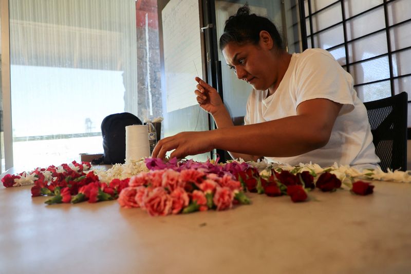 With lei, Maui locals weave together grief, thankfulness, and hope