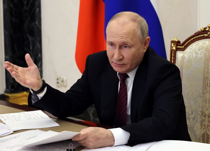 &copy; Reuters. الرئيس الروسي فلاديمير بوتين خلال اجتماع في موسكو يوم الثلاثاء. صورة لرويترز من وكالة أنباء سبوتنيك.