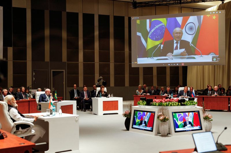 &copy; Reuters. Delegados en la sesión plenaria mientras el presidente ruso Vladimir Putin pronuncia su discurso virtual durante la Cumbre 2023 de los BRICS en el Centro de Convenciones Sandton en Johannesburgo, Sudáfrica. 23 de agosto de 2023. GIANLUIGI GUERCIA/Pool v