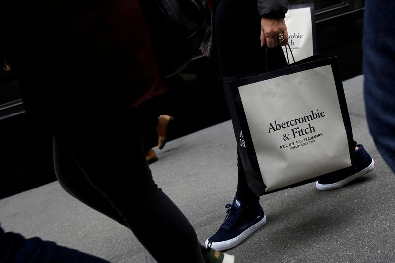 &copy; Reuters. FILE PHOTO: A person carries a bag from the Abercrombie & Fitch store on Fifth Avenue in Manhattan, New York City, U.S., February 27, 2017. REUTERS/Andrew Kelly/File Photo