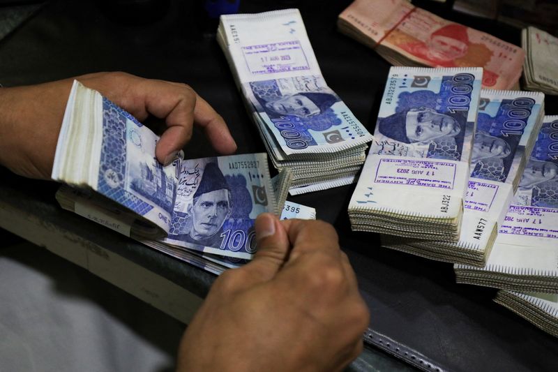 &copy; Reuters. An employee counts Pakistani rupee notes at a bank in Peshawar, Pakistan August 22, 2023. REUTERS/Fayaz Aziz