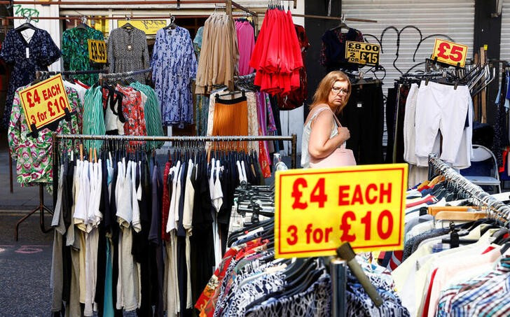 © Reuters. A woman walks along Petticoat Lane street market, where discounted clothing is on sale, in London, Britain, August 23 2023.  REUTERS/Peter Nicholls