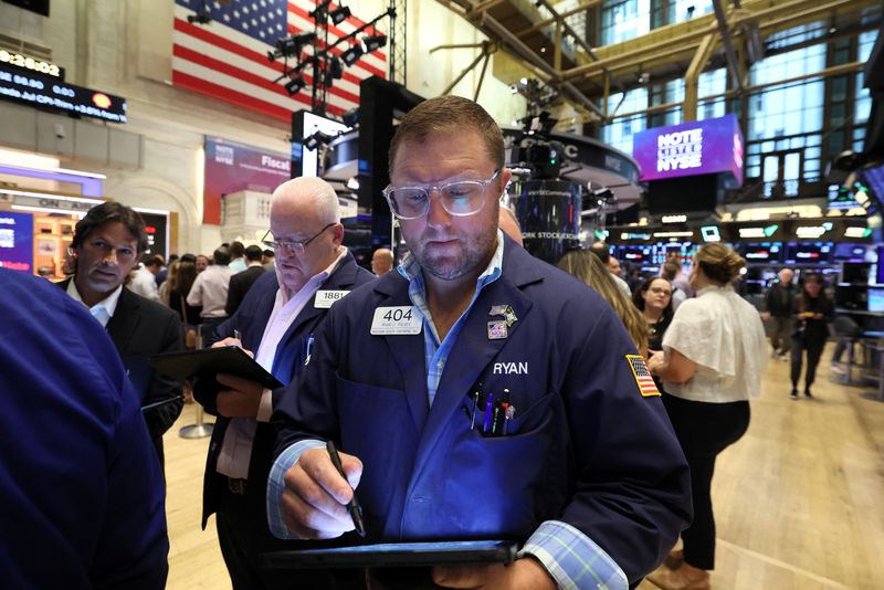 &copy; Reuters. FILE PHOTO: Traders work on the floor of the New York Stock Exchange (NYSE) in New York City, U.S., August 15, 2023.  REUTERS/Brendan McDermid/File Photo