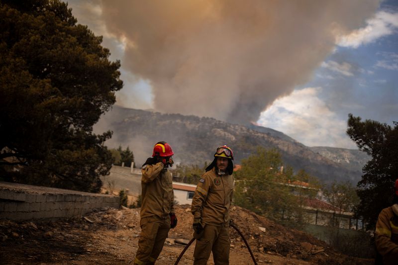 &copy; Reuters. Les pompiers interviennent alors qu'un incendie de forêt fait rage à Menidi, près d'Athènes, en Grèce. /Photo prise le 23 août 2023/REUTERS/Alkis Konstantinidis
