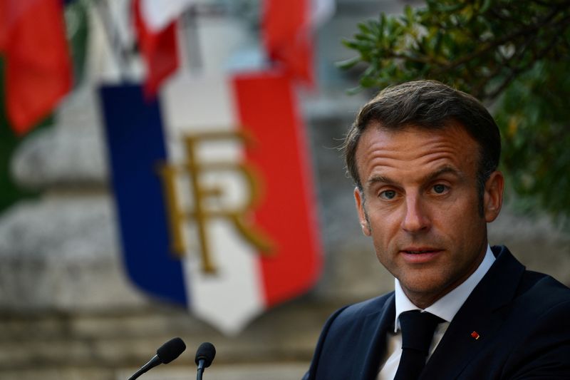 &copy; Reuters. Le président français Emmanuel Macron lors d'un discours, à Bormes-les-Mimosas. /Photo prise le 17 août 2023/REUTERS/Christophe Simon
