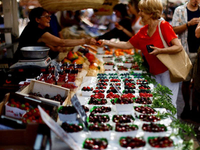 &copy; Reuters. متسوقون يشترون فاكهة في سوق محلي في نيس بفرنسا يوم الثامن من يونيو حزيران 2023. تصوير: إريك جيلارد- رويترز. 