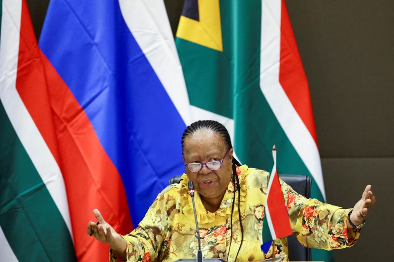&copy; Reuters. وزيرة خارجية جنوب أفريقيا ناليدي باندور خلال اجتماع في جنوب أفريقيا يوم 23 يناير كانون الثاني 2023. تصوير: سيفيوي سيبيكو - رويترز.