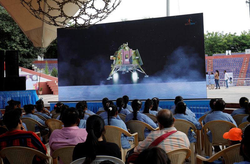 &copy; Reuters. Pessoas acompanham transmissão de pouso de espaçonave Chandrayaan-3 na lua, em Ahmedabad, na Índia
23/08/2023 REUTERS/Amit Dave