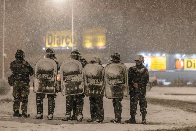 &copy; Reuters. Les forces de police gardent les environs d'une zone après que des résidents locaux ont tenté de piller un supermarché Diarco dans la ville méridionale de Bariloche, région de Patagonie, en Argentine. /Photo prise le 23 août 2023/REUTERS/Carlos Bar