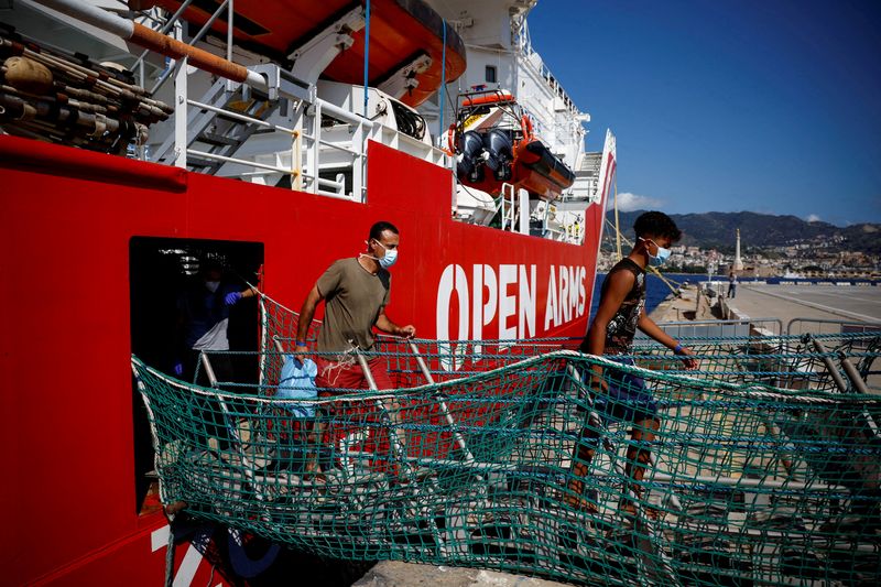 &copy; Reuters. مهاجرون ينزلون من سفينة إنقاذ أوبن آرمز  بعد وصولهم إلى ميناء ميسينا بإيطاليا في صورة من أرشيف رويترز.