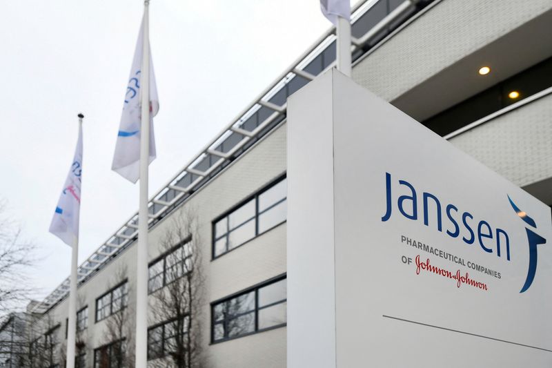 &copy; Reuters. Foto de archivo del logo de la subsidiaria de Johnson and Johnson, Janssen Vaccines, en Leiden, Países Bajos 
 Mar 9, 2021. REUTERS/Piroschka van de Wouw/ 