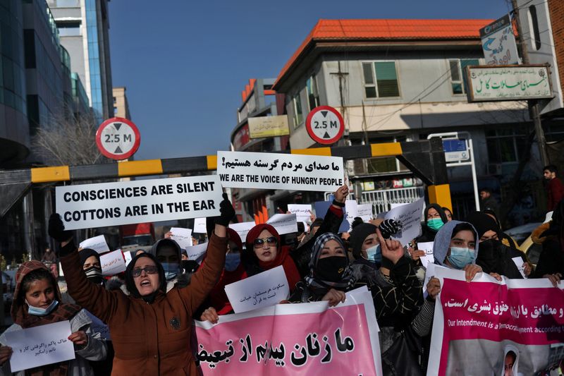 &copy; Reuters. نساء أفغانيات يرددن شعارات خلال مسيرة احتجاجية في كابول في صورة من أرشيف رويترز. 