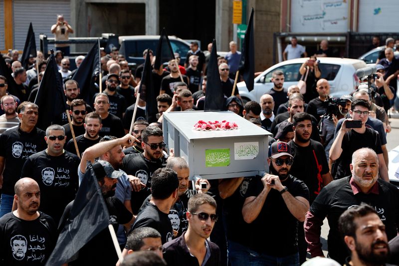 &copy; Reuters. مشيعون يحملون نعش عبد الرحمن قشوع في طيرة بإسرائيل يوم الثلاثاء. تصوير: عمار عواد  - رويترز.