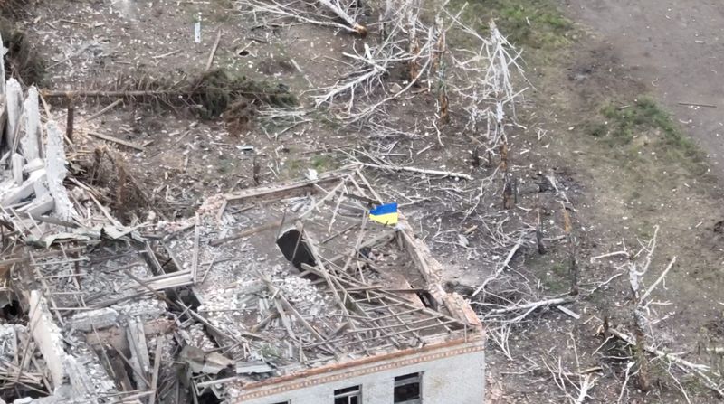 &copy; Reuters. القوات الأوكرانية ترفع العلم الوطني في قرية روبوتين في منطقة زابوريجيا جنوب أوكرانيا في صورة صدرت يوم الأربعاء. صورة لرويترز من مقطع مصور ع