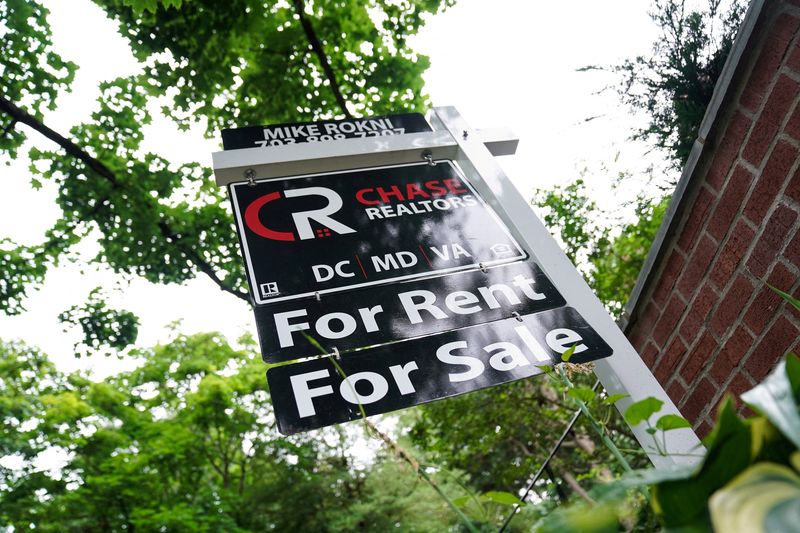&copy; Reuters. منظر عام للافتة مكتوب عليها "للبيع" خارج منزل بواشنطن في صورة من أرشيف رويترز. 