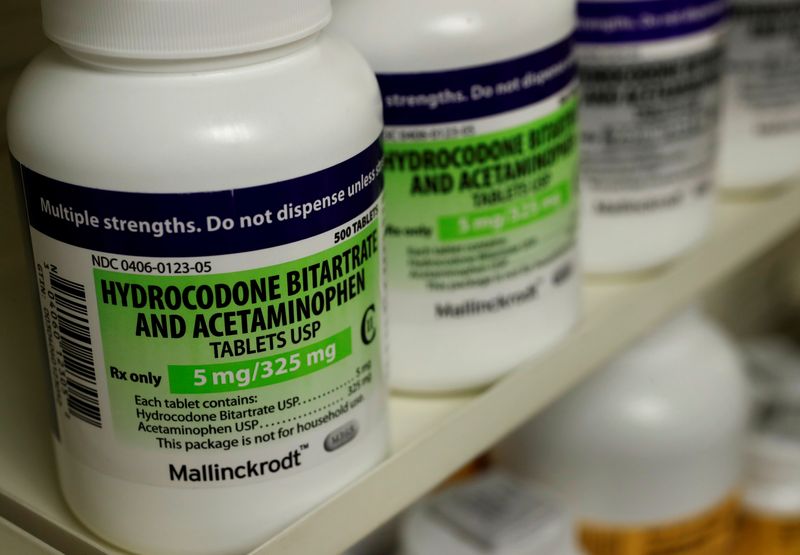 © Reuters. FILE PHOTO: Bottles of prescription painkillers Hydrocodine Bitartrate and Acetaminopohen, 5mg/325mg pills, made by Mallinckrodt sit on a shelf at a local pharmacy, in Provo, Utah, U.S., April 25, 2017.  REUTERS/George Frey/File Photo