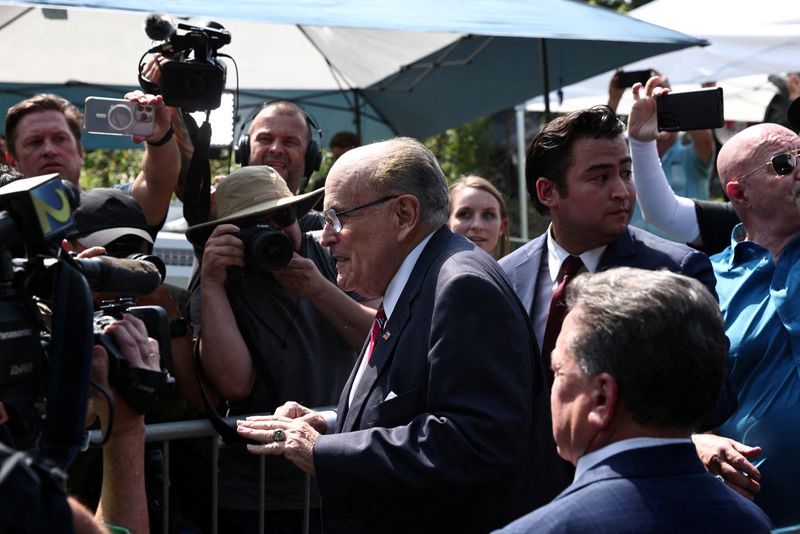 © Reuters. Mayor Rudy Giuliani speaks to reporters outside the Fulton County Jail in Atlanta, Georgia, U.S., August 23, 2023. REUTERS/Dustin Chambers