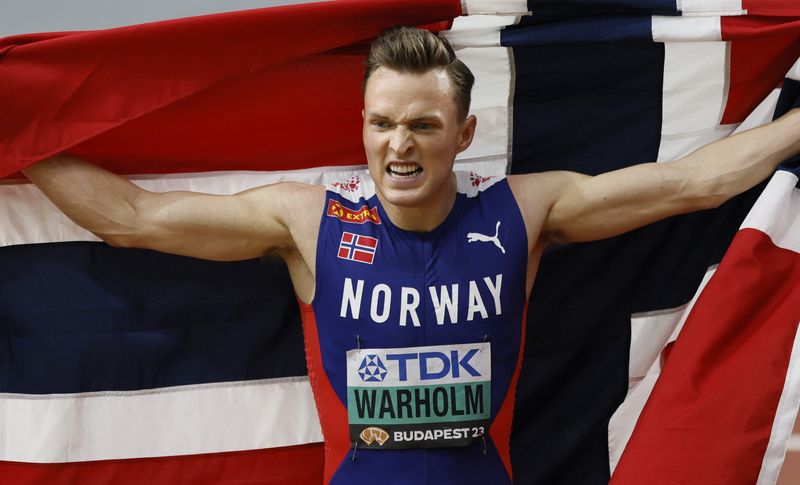 &copy; Reuters. النرويجي كارستن فارهولم يحتفل بفوزه بسباق 400 متر حواجز في بطولة العالم في بودابست يوم الأربعاء. تصوير: ألينا سموتكو - رويترز.