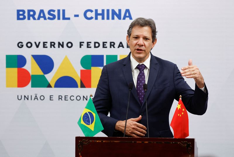 © Reuters. Ministro da Fazenda, Fernando Haddad, durante entrevista coletiva na embaixada do Brasil em Pequim
14/04/2023 REUTERS/Tingshu Wang/Pool