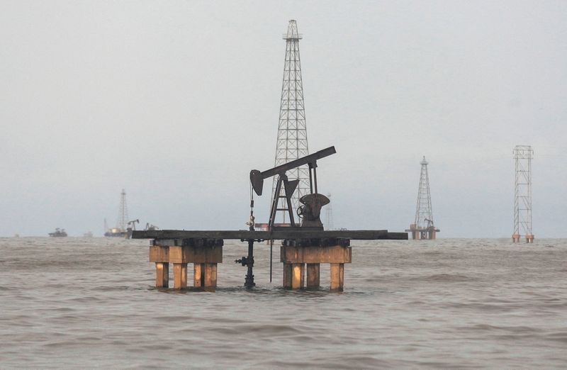 &copy; Reuters. FILE PHOTO: An oil rig is seen on Lake Maracaibo, in Cabimas, Venezuela October 14, 2022. REUTERS/Issac Urrutia/File Photo