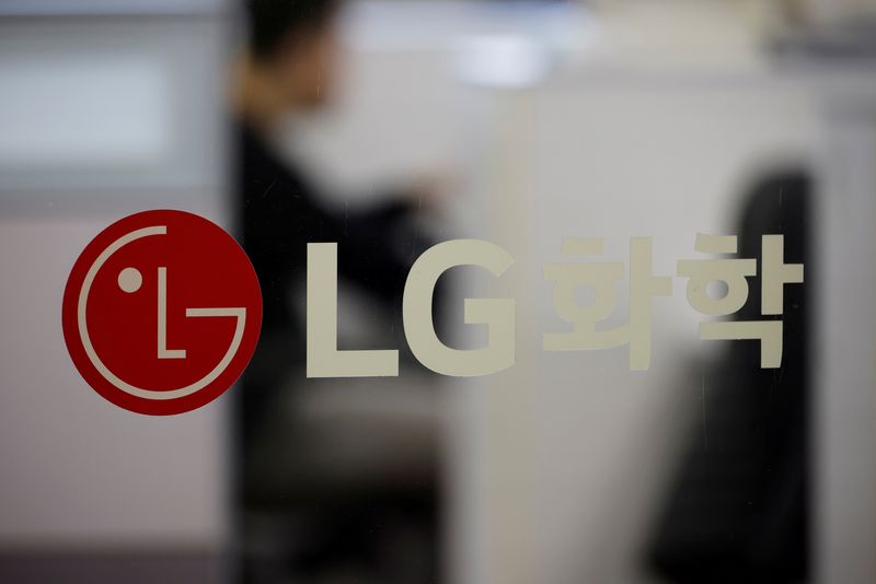 &copy; Reuters. FILE PHOTO: The logo of LG Chem is seen at its office building in Seoul, South Korea, Oct. 16, 2020. REUTERS/Kim Hong-Ji/File Photo