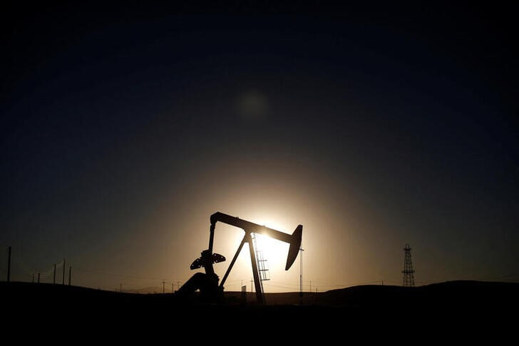 &copy; Reuters. アジア時間序盤の原油先物は下落している。写真は、米カリフォルニア州で稼働中のポンプジャッキ。２０１４年１０月１４日に撮影。（２０２３年　ロイター／Lucy Nicholson）