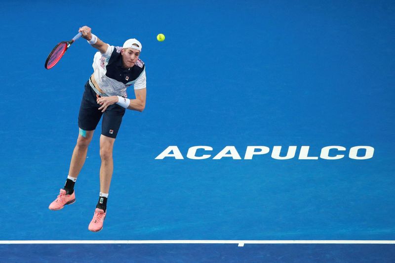 &copy; Reuters. لاعب التنس الأمريكي الأمريكي جون إيسنر خلال مباراته أمام تايلور فريتز في  بطولة المكسيك المفتوحة في أكابولكو في المكسيك 27 فبراير شباط 2023. تص