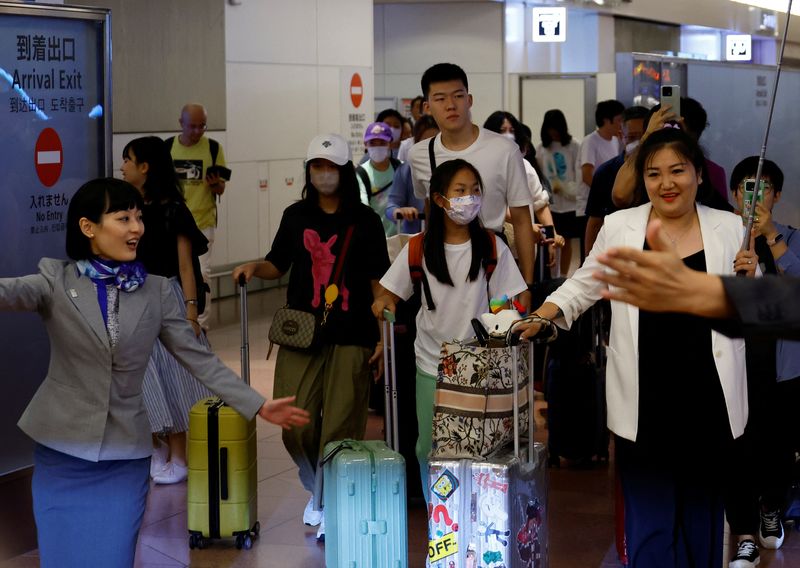 &copy; Reuters. 　中国人団体旅行の解禁により、日本の観光業界ではコロナ禍で落ち込んだインバウンド消費の回復が期待されている。だが、コロナ流行前と今では状況が違う。写真は全日本空輸（ＡＮＡ