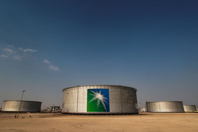&copy; Reuters. 　アナリスト５人によると、サウジアラビアは日量１００万バレルの自主減産を３カ月連続で１０月も継続する可能性が高い。同国アブカイクにある石油タンクの資料写真(２０２３年　ロ