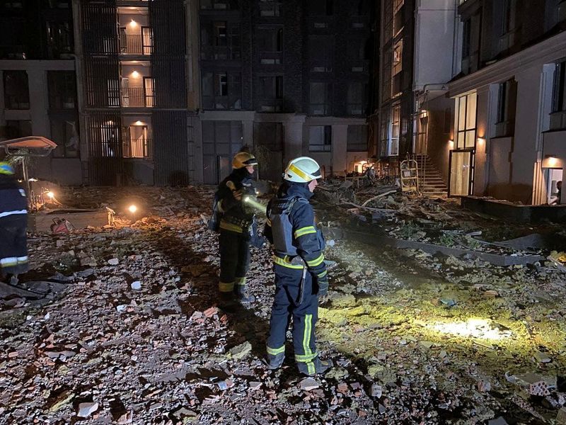 &copy; Reuters. عمال إنقاذ يعملون في موقع مبنى سكني متضرر جراء هجوم صاروخي روسي في دنيبرو بأوكرانيا يوم 28 يوليو تموز 2023. صورة لرويترز  من الخدمة الصحفية لخدم