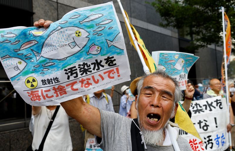 Japón comienza a verter aguas residuales de Fukushima al océano y China protesta