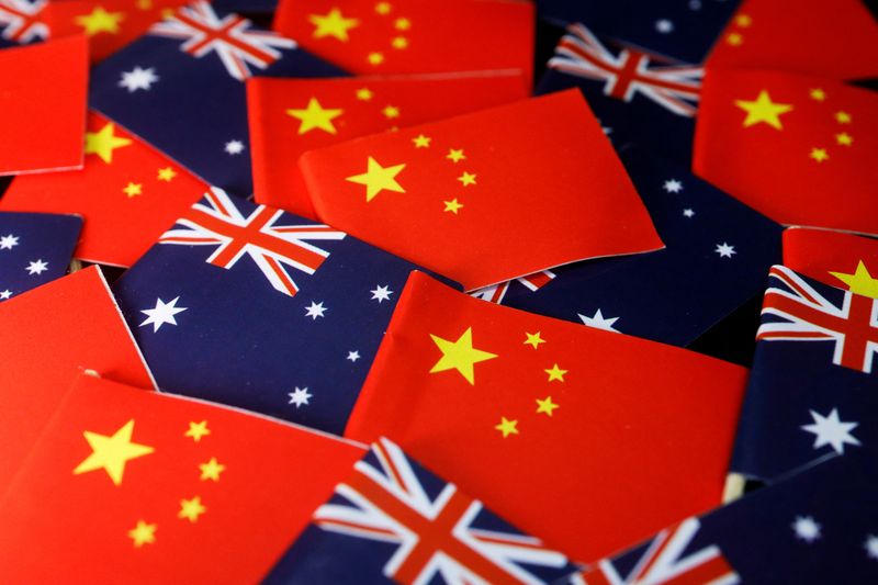 &copy; Reuters. أعلام أستراليا والصين في صورة توضيحية التقطت يوم 11 مايو أيار 2023. تصوير: فلورنس لو - رويترز.