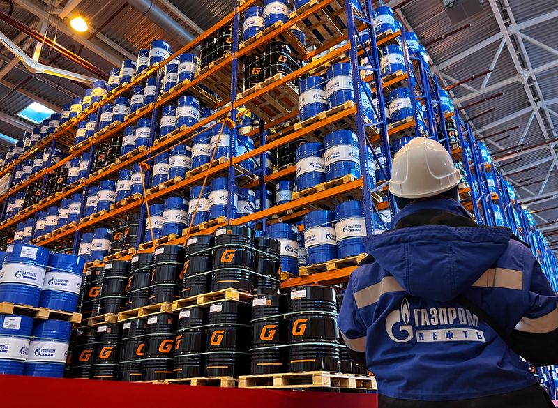 &copy; Reuters. FILE PHOTO: An employee works at Gazprom Neft's Omsk Lubricant Plant (OZSM) in Omsk, Russia November 18, 2022. REUTERS/Olesya Astakhova/File Photo