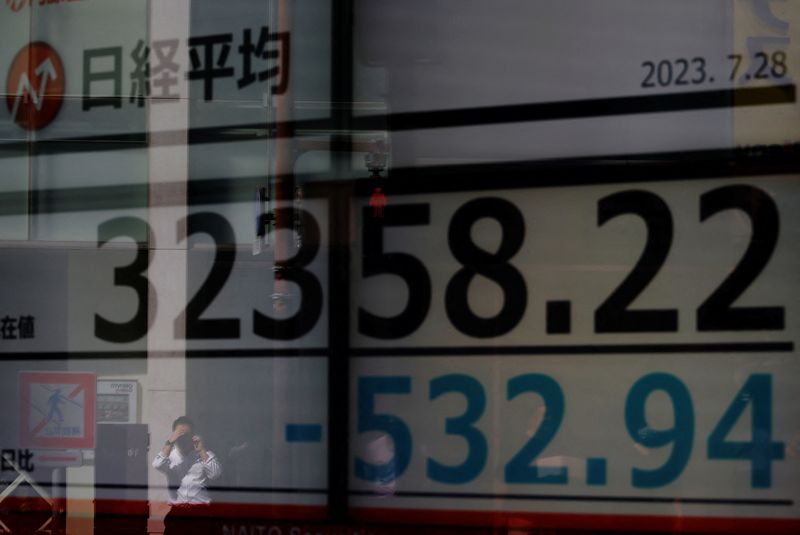 &copy; Reuters. شاشة تعرض بيانات مؤشر نيكي الياباني خارج شركة للوساطة المالية في طوكيو يوم 28 يوليو تموز 2023. تصوير: كيم كيونج هوون - رويترز.
