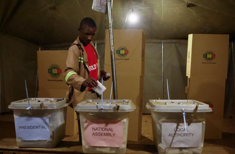 &copy; Reuters. ناخب يدلي بصوته في الانتخابات العامة بمركز اقتراع في هراري بمزيمبابوي يوم الأربعاء. تصوير: سيفيوي سيبيكو - رويترز. 