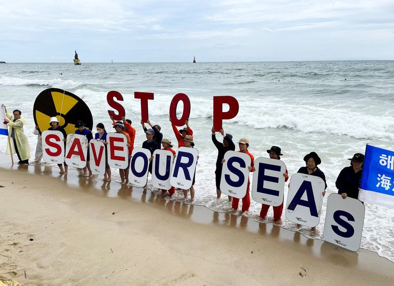 © Reuters. Activists take part in a protest against Japan releasing treated radioactive water from the wrecked Fukushima nuclear power plant into the Pacific Ocean, in Busan, South Korea, August 24, 2023.    REUTERS/Minwoo Park