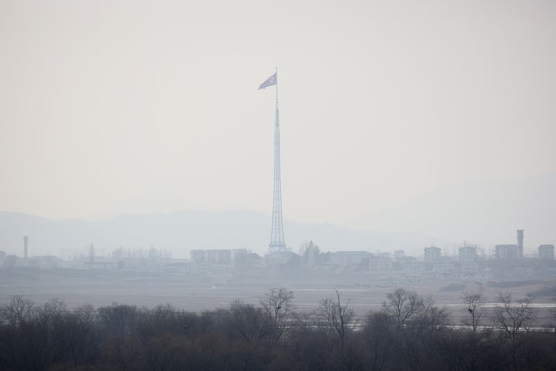 &copy; Reuters. 　８月２４日、北朝鮮外務省はこの日始まった福島第１原子力発電所の処理水海洋放出の「即時停止」を要求した。写真は北朝鮮の国旗、板門店付近で２月７日撮影（２０２３年　ロイター