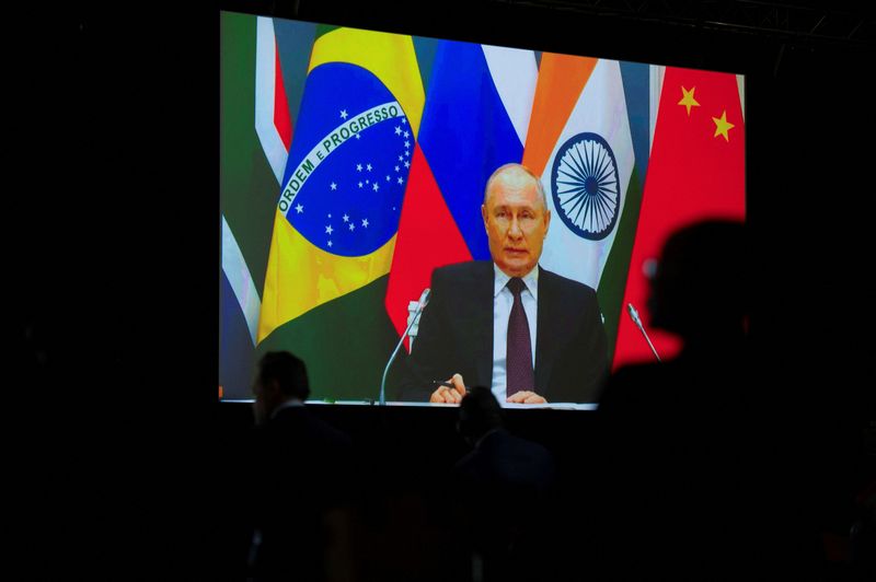 &copy; Reuters. الرئيس الروسي فلاديمير بوتين يتحدث خلال عبر رابط فيديو خلال مؤتمر صحفي في قمة مجموعة دول بريكس في جوهانسبرج بجنوب أفريقيا يوم الخميس. تصوير: