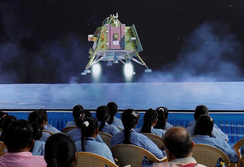 &copy; Reuters. FOTO DE ARCHIVO. Un grupo de personas observa la retransmisión en directo del alunizaje de la nave espacial Chandrayaan-3 en un auditorio de la Ciudad de la Ciencia de Gujarat en Ahmedabad, India. 23 de agosto de 2023. REUTERS/Amit Dave