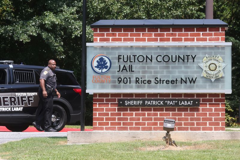 &copy; Reuters. An officer guards the entrance to the Fulton County Jail in Atlanta, Georgia, U.S., August 22, 2023. REUTERS/Dustin Chambers/File Photo