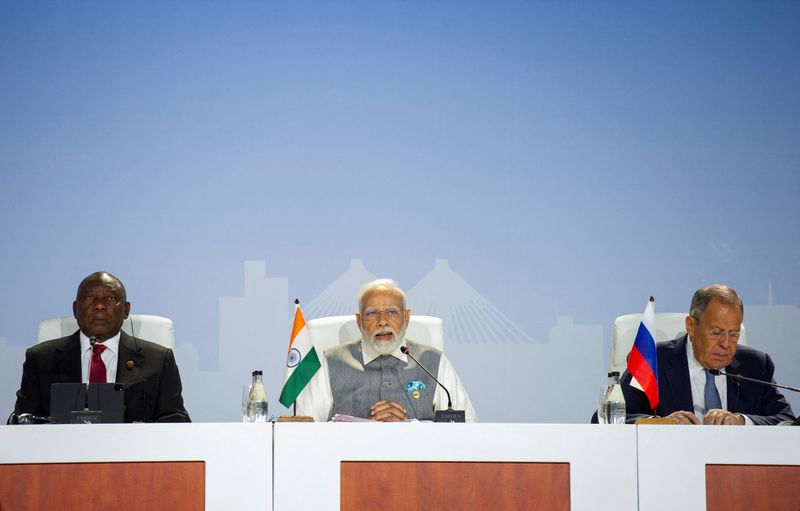 &copy; Reuters. Il presidente del Sudafrica Cyril Ramaphosa, il primo ministro indiano Narendra Modi e il ministro degli Esteri russo Sergei Lavrov partecipano a una conferenza stampa durante il Vertice dei Brics a Johannesburg, in Sudafrica, 24 agosto 2023. REUTERS/Alet
