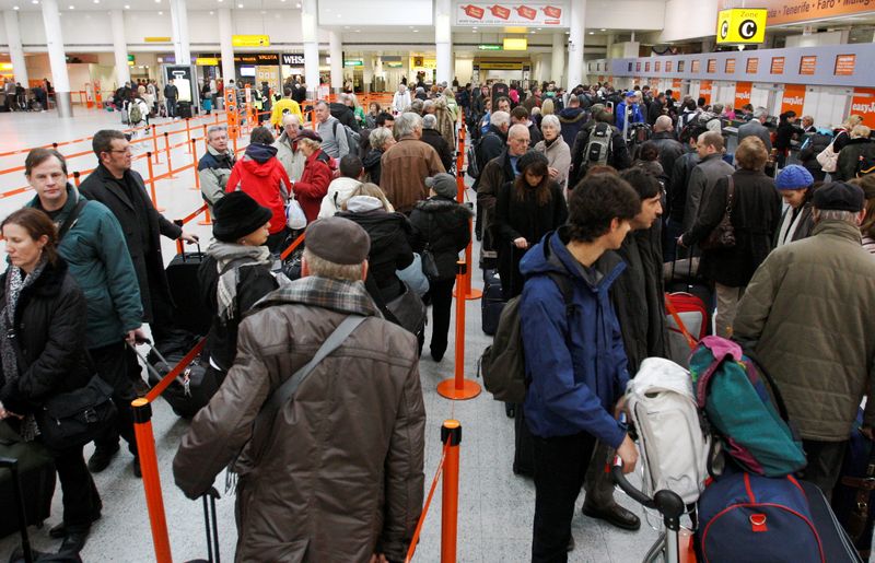 &copy; Reuters. مسافرون في مطار جاتويك ببريطانيا. صورة من أرشيف رويترز. 