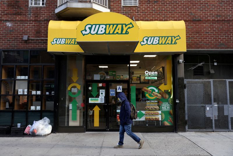 &copy; Reuters. FOTO DE ARCHIVO. Una persona camina frente a un restaurante Subway en Manhattan, Nueva York, Estados Unidos. 23 de noviembre de 2021. REUTERS/Andrew Kelly