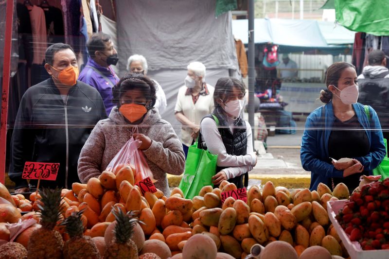 &copy; Reuters. FILE PHOTO: Customers shop fruit at a stall in an outdoor market in Mexico City, Mexico January 22, 2022. Picture taken January 22, 2022. REUTERS/Luis Cortes/File Photo
