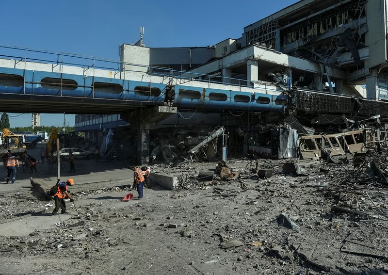 &copy; Reuters. Des ouvriers nettoient le site d'une zone détruite lors d'une frappe militaire russe, à Dnipro, Ukraine. /Photo prise le 24 août 2023/REUTERS/Mykola Synelnykov