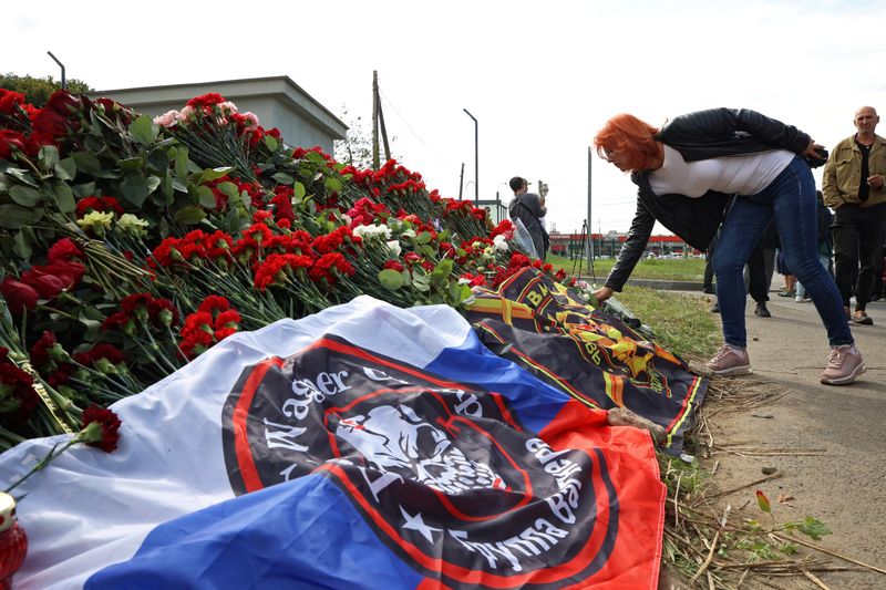 &copy; Reuters. A woman visits a makeshift memorial near former PMC Wagner Centre, associated with the founder of the Wagner Group, Yevgeny Prigozhin, in Saint Petersburg, Russia August 24, 2023.  REUTERS/Anastasia Barashkova  