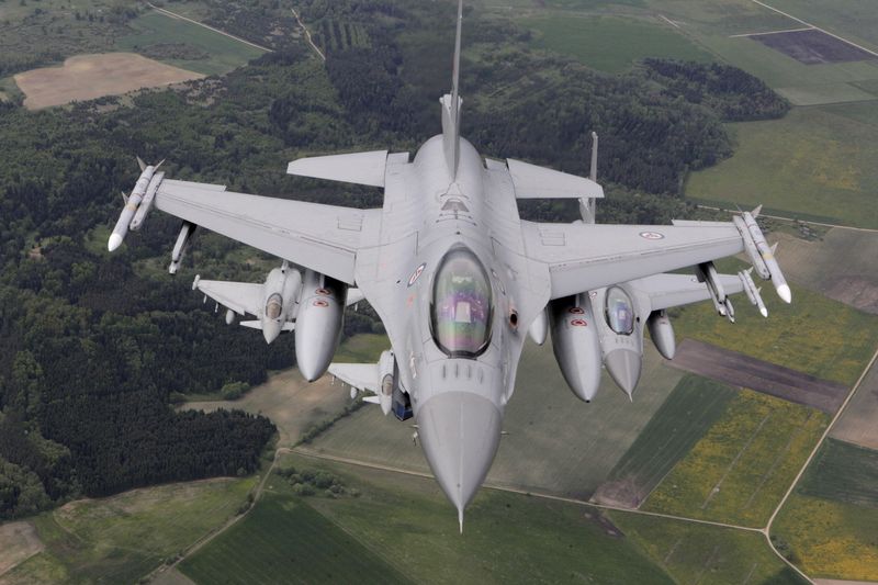 &copy; Reuters. ノルウェーが米国製の戦闘機「Ｆ１６」をウクライナに供与することを決定した。２０１５年５月、リトアニアで撮影（２０２３年　ロイター/Ints Kalnins/File Photo）