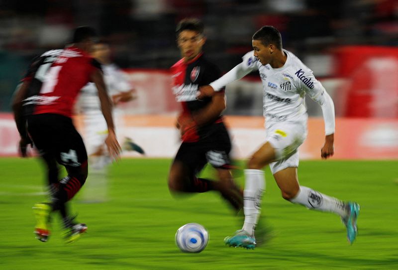 &copy; Reuters. Deivid Washington em jogo do Santos contra o Newell's Old Boys
 2/5/2023   REUTERS/Agustin Marcarian