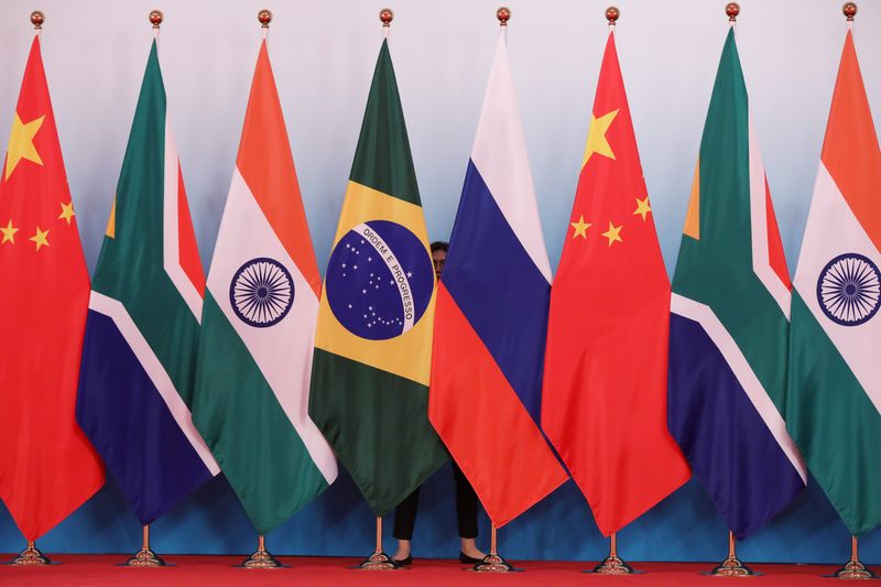 © Reuters. Homem ajusta bandeiras nacionais do Brasil, Rússia, China, África do Sul e Índia em Xiamen, China
04/09/2017
REUTERS/Wu Hong/Pool
