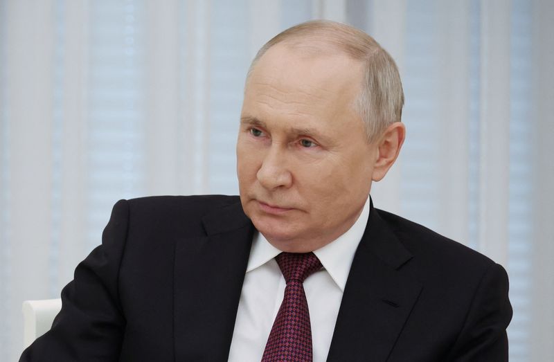 &copy; Reuters. الرئيس الروسي فلاديمير بوتين خلال اجتماع في موسكو يوم الخميس. صورة لرويترز من وكالة سبوتنيك للأنباء.